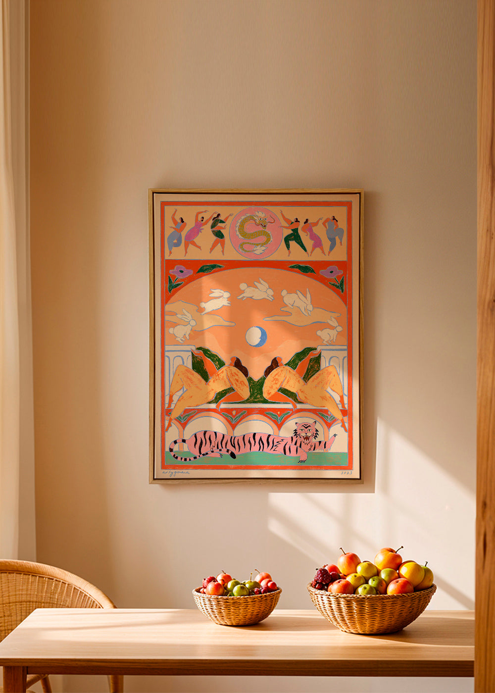 Illustration: rosa tiger med lekfulla kaniner