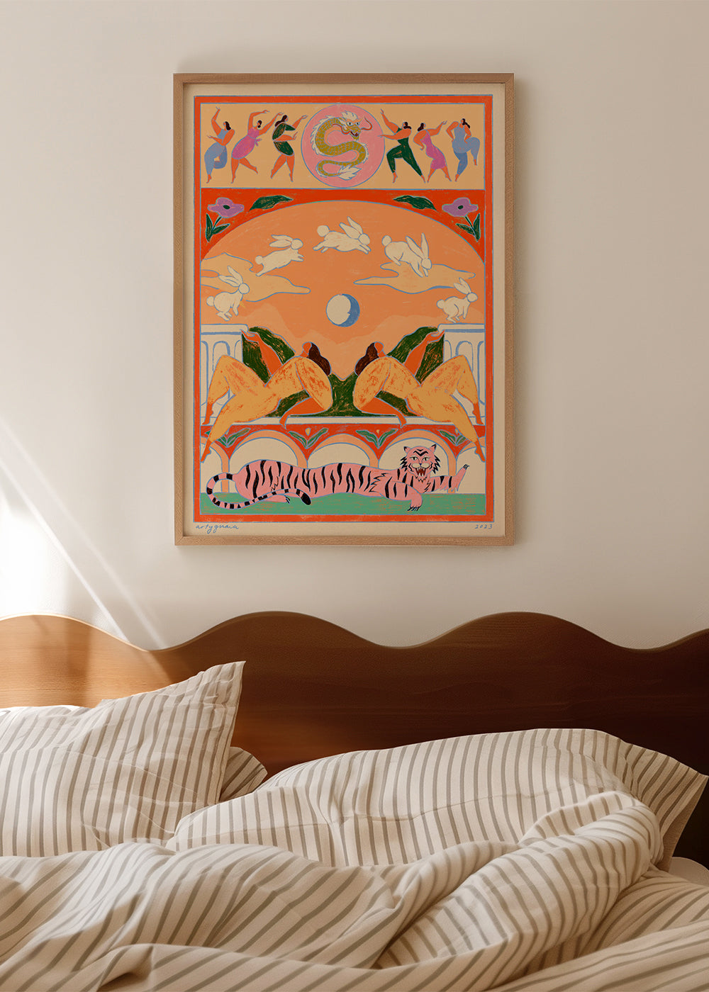 Illustration: rosa tiger med lekfulla kaniner
