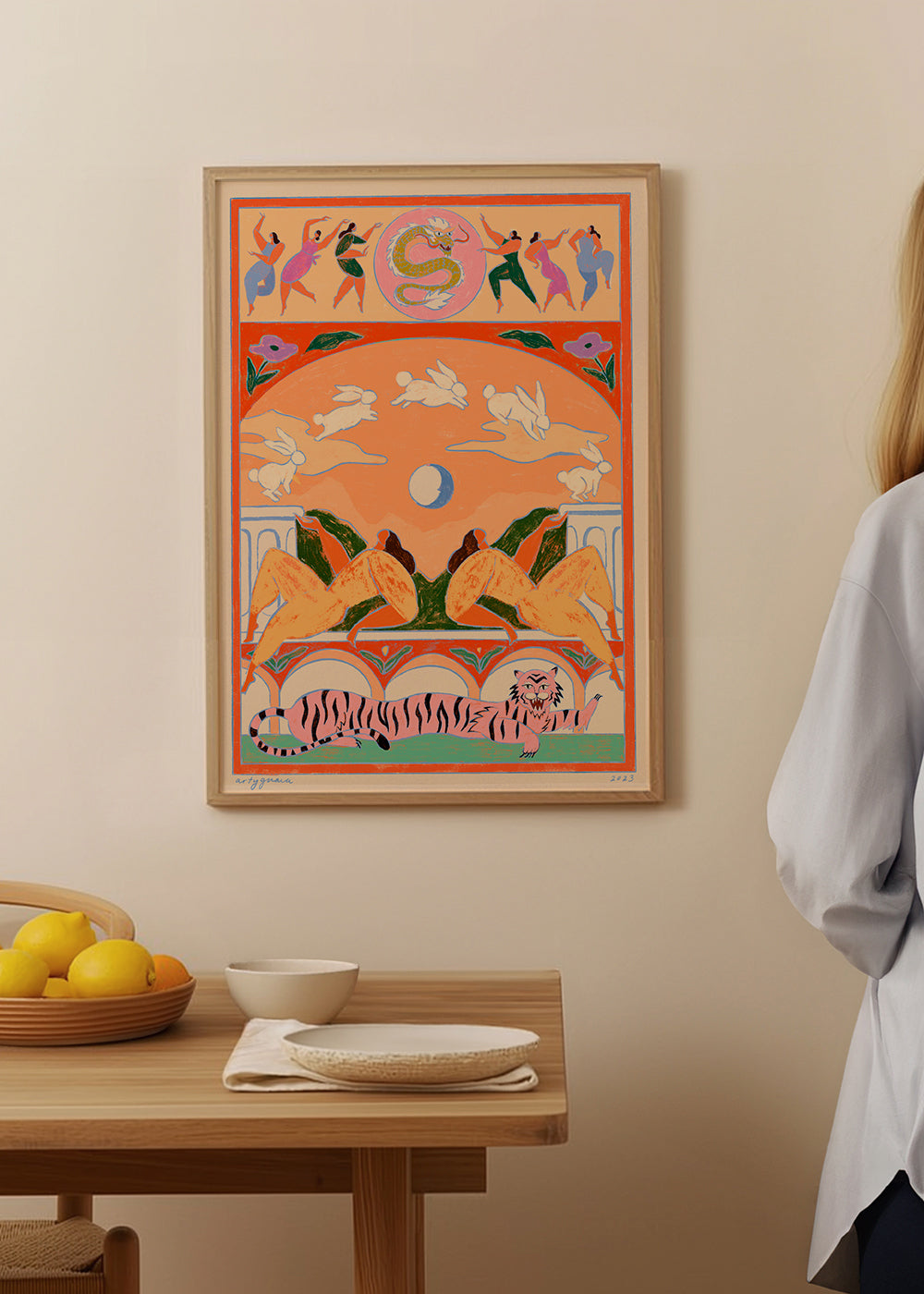 Illustration: rosa tiger med lekfulla kaniner