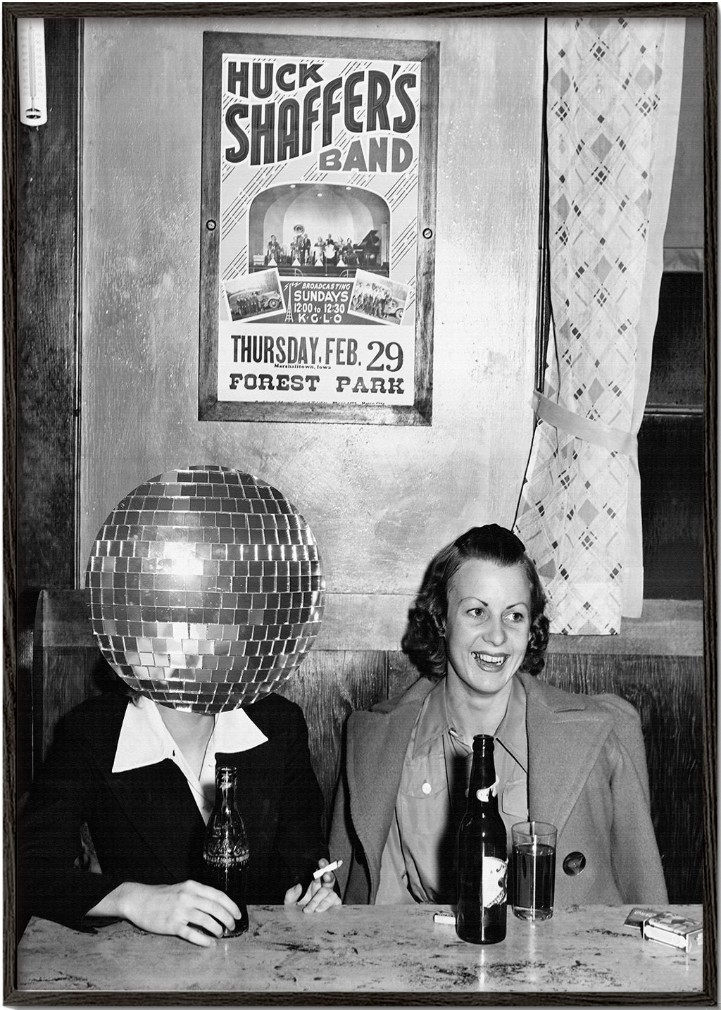 Vintagefotografi av par med discokula-huvud