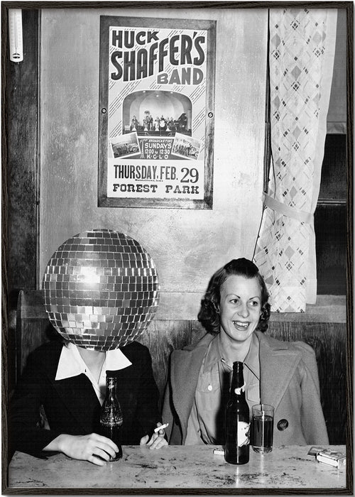 Vintagefotografi av par med discokula-huvud