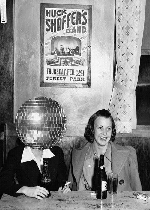 Vintagefotografi av par med discokula-huvud