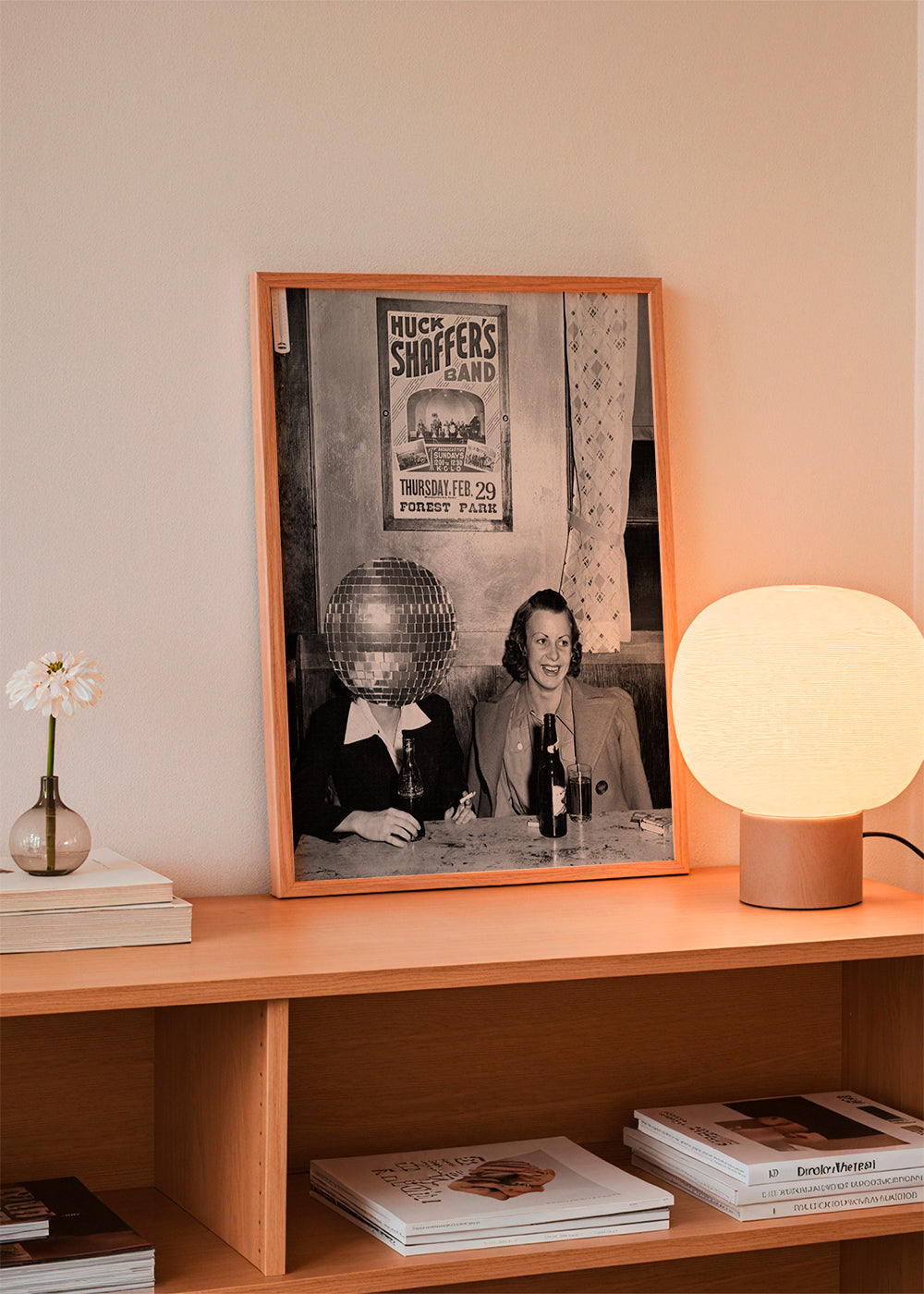 Vintagefotografi av par med discokula-huvud