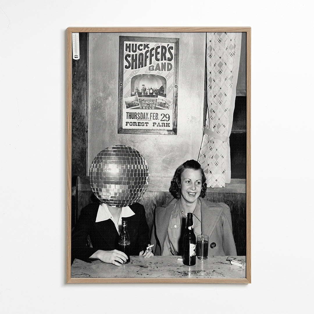 Vintagefotografi av par med discokula-huvud