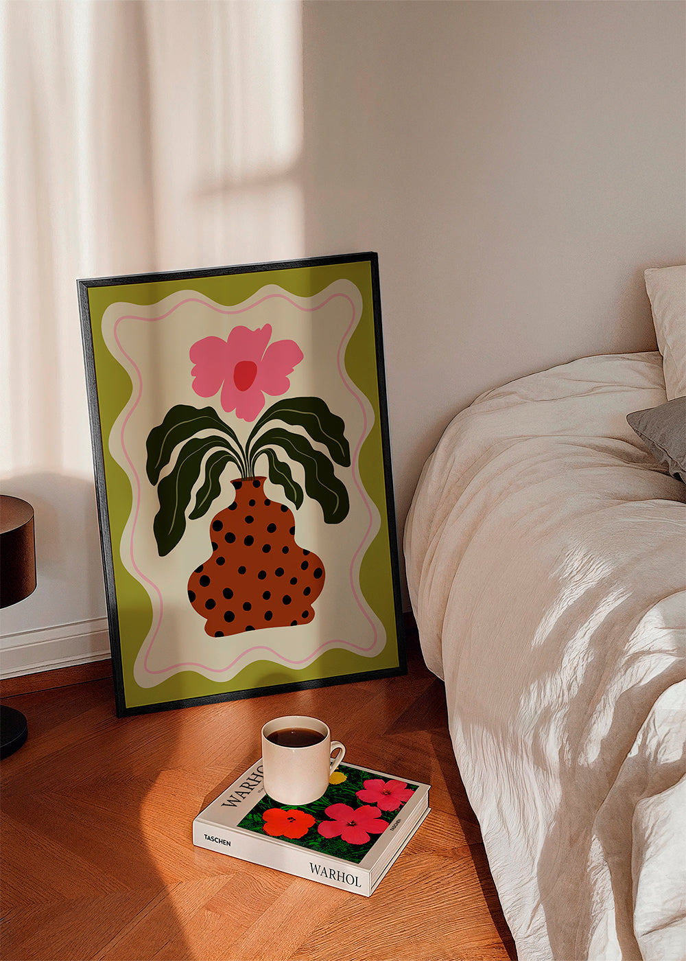Botanisk poster med rosa blomma och prickig vas
