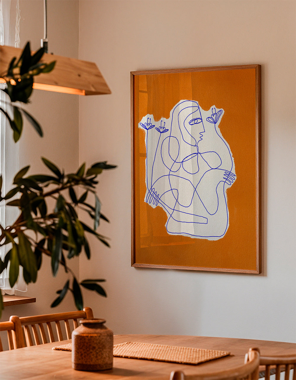 Illustration: linjefigur med blommor på orange
