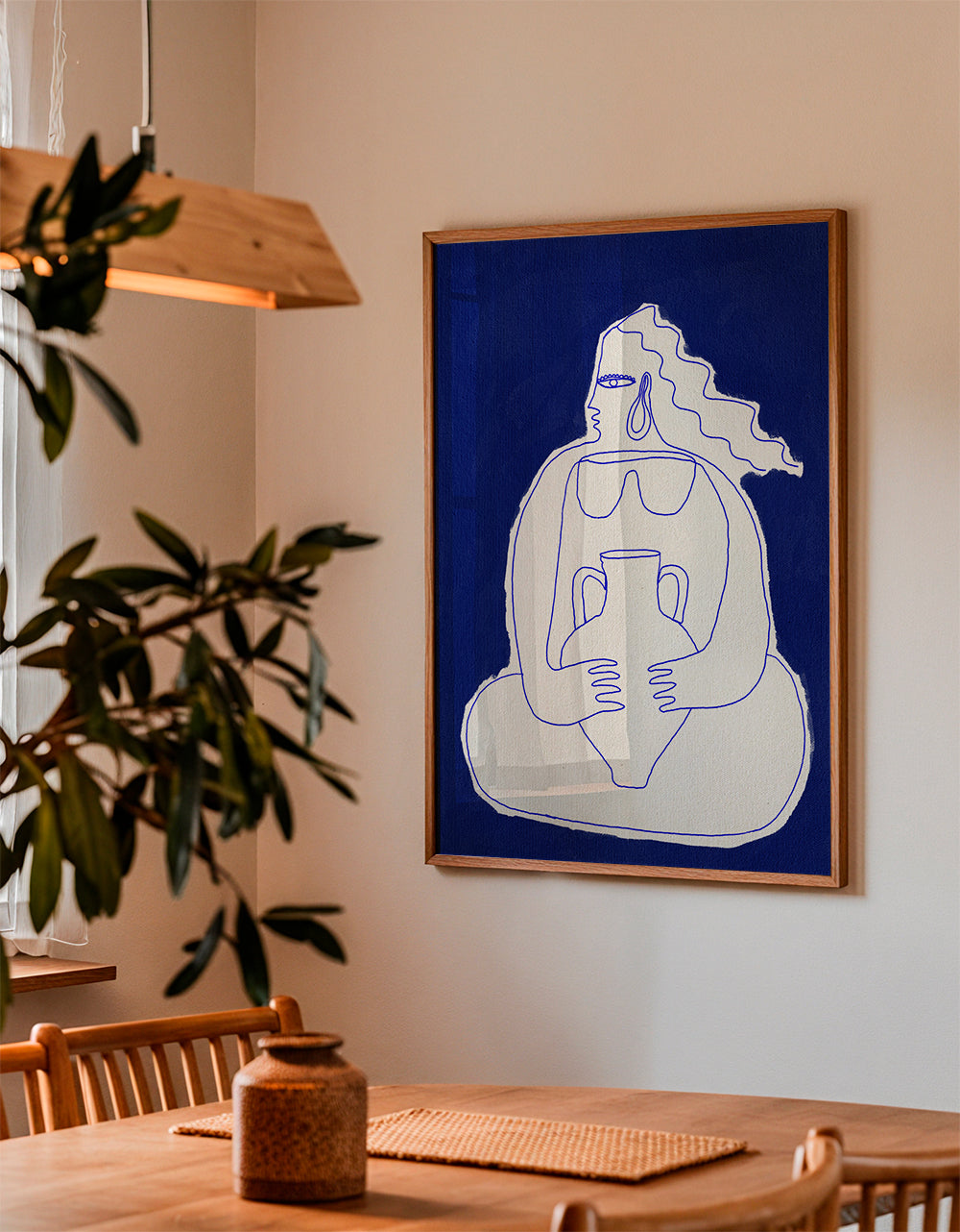 Illustration av figur med urna mot blå bakgrund