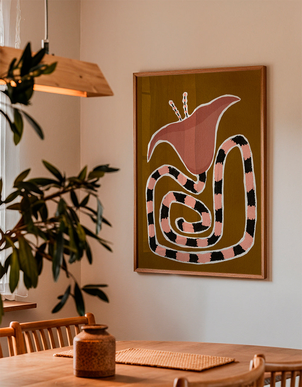 Botanisk poster med stiliserad rosa blomma