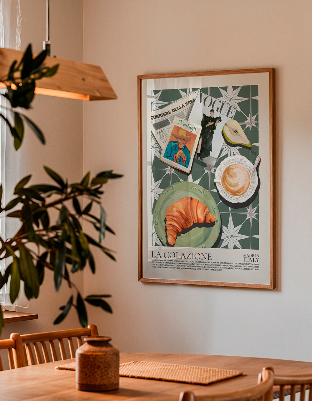 Kökskonst med croissant och tidning