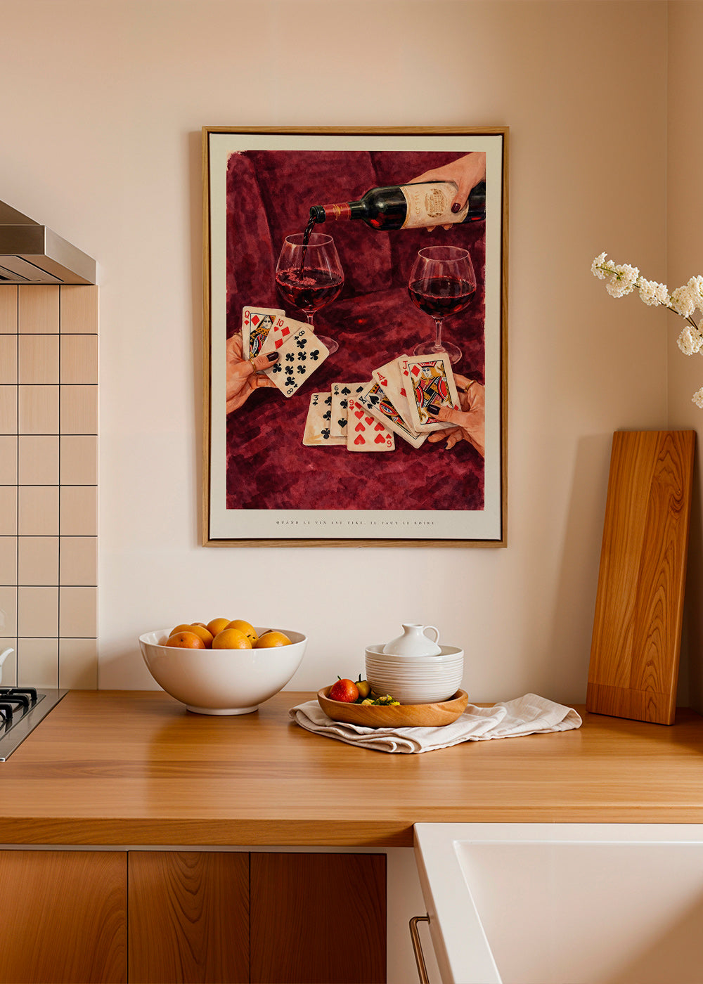 Kökskonst med spelkort och rött vin
