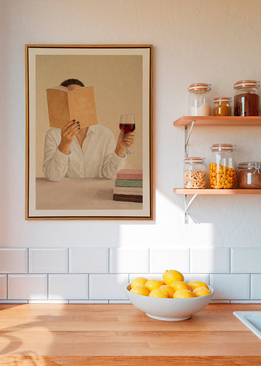Kökskonst: kvinna läser med ett glas vin