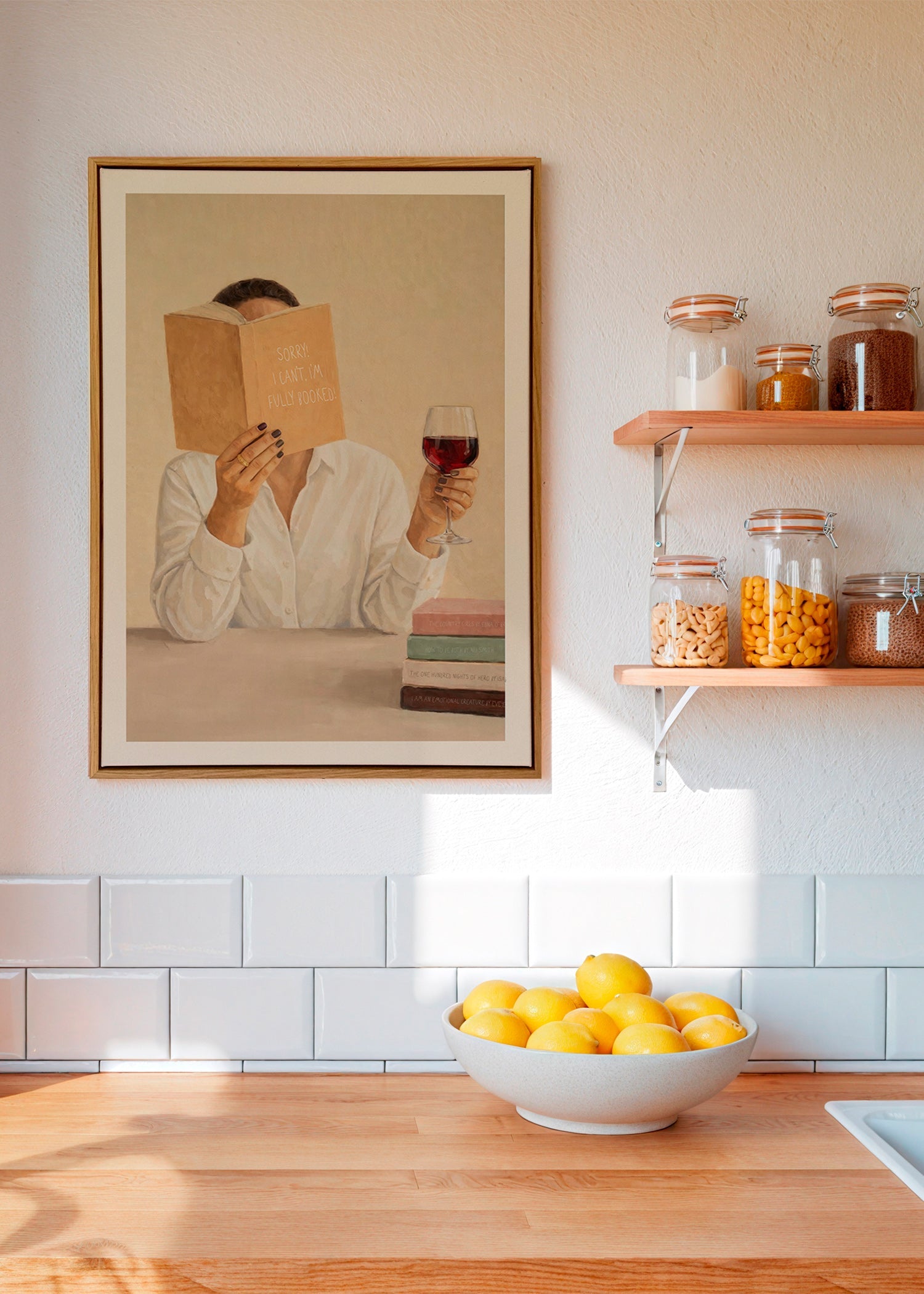 Kökskonst: kvinna läser med ett glas vin