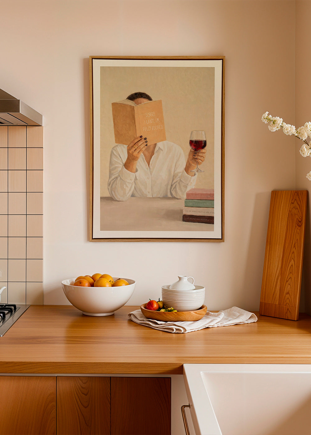 Kökskonst: kvinna läser med ett glas vin