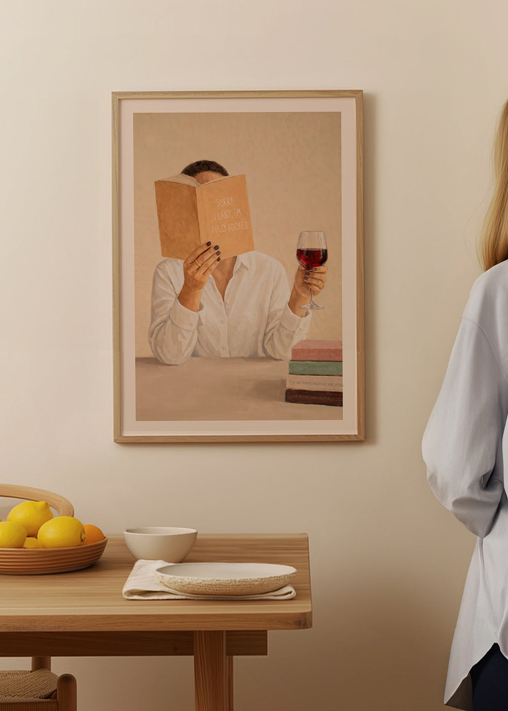 Kökskonst: kvinna läser med ett glas vin