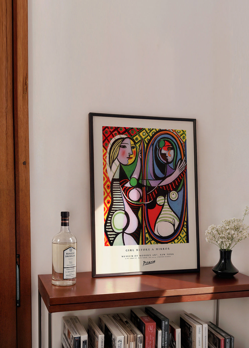 Abstrakt verk med figur framför spegel