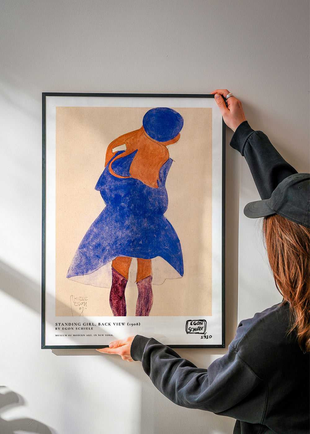 Illustration: kvinnlig figur bakifrån i blått