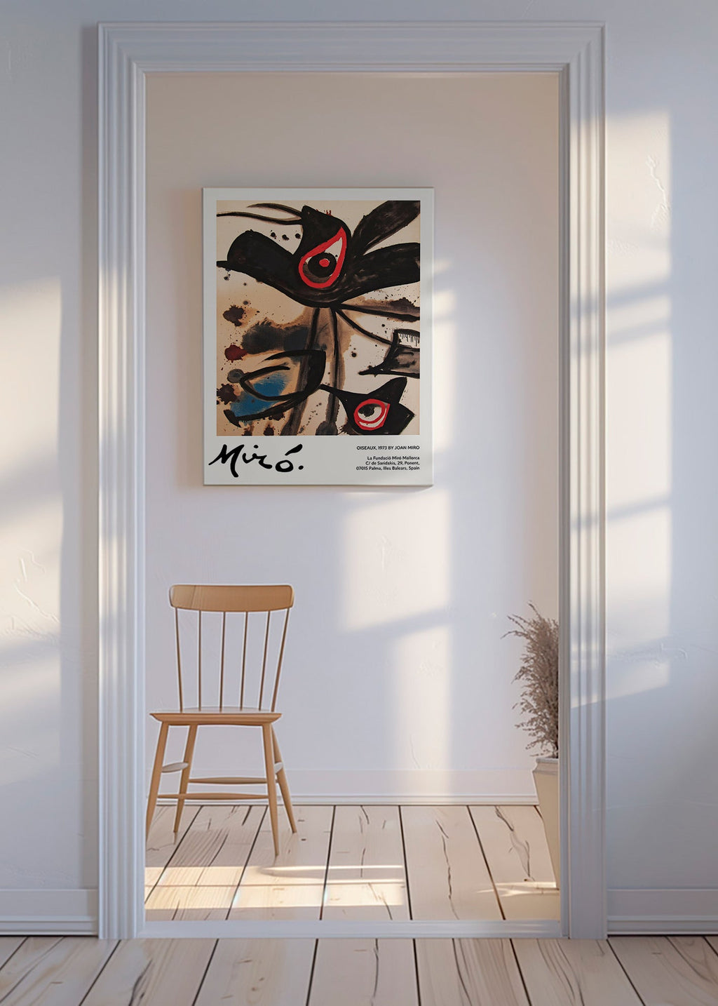 Abstrakt konstverk med svarta fågelmotiv
