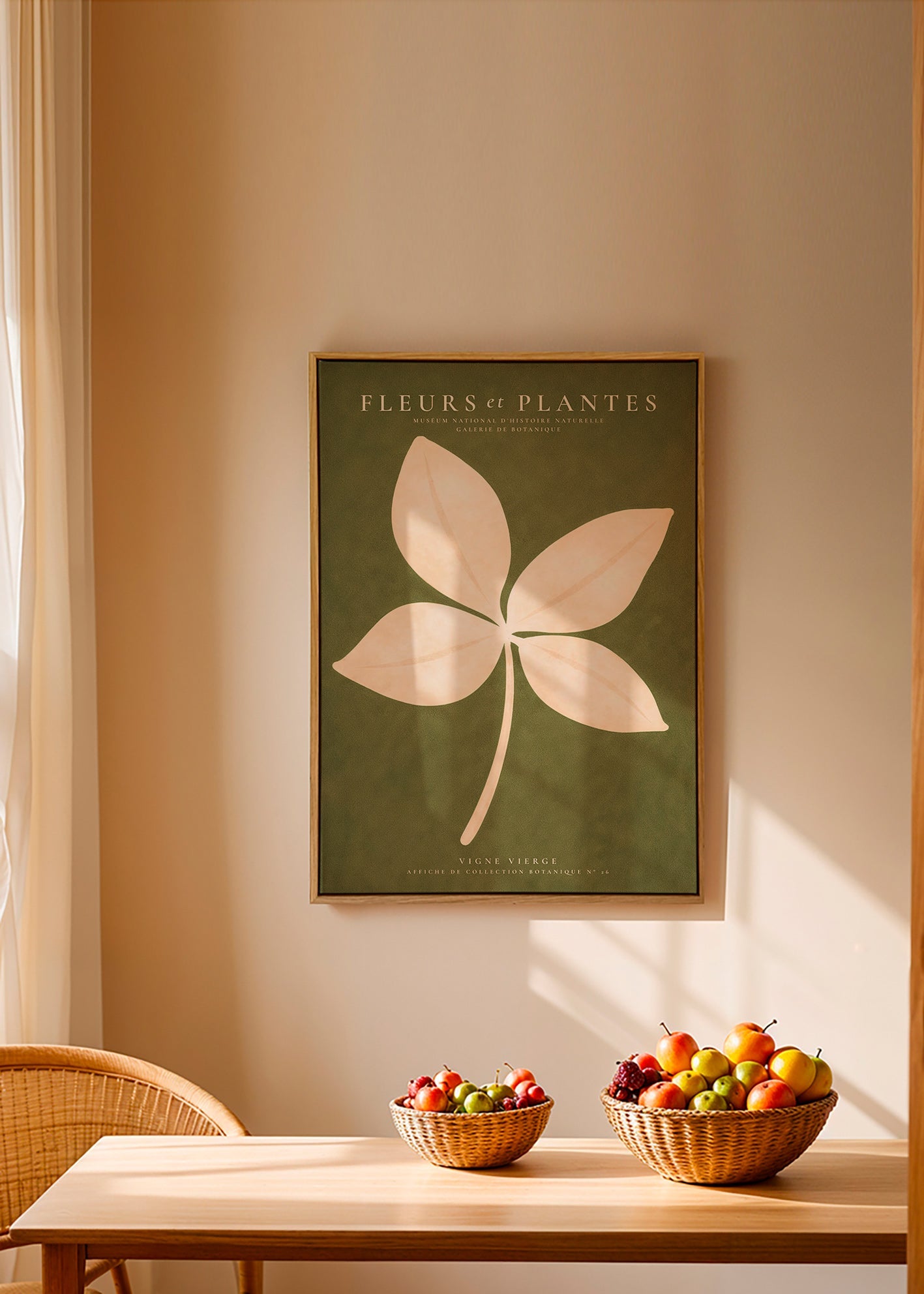 Botanisk print: krämfärgat blad mot grönt fält