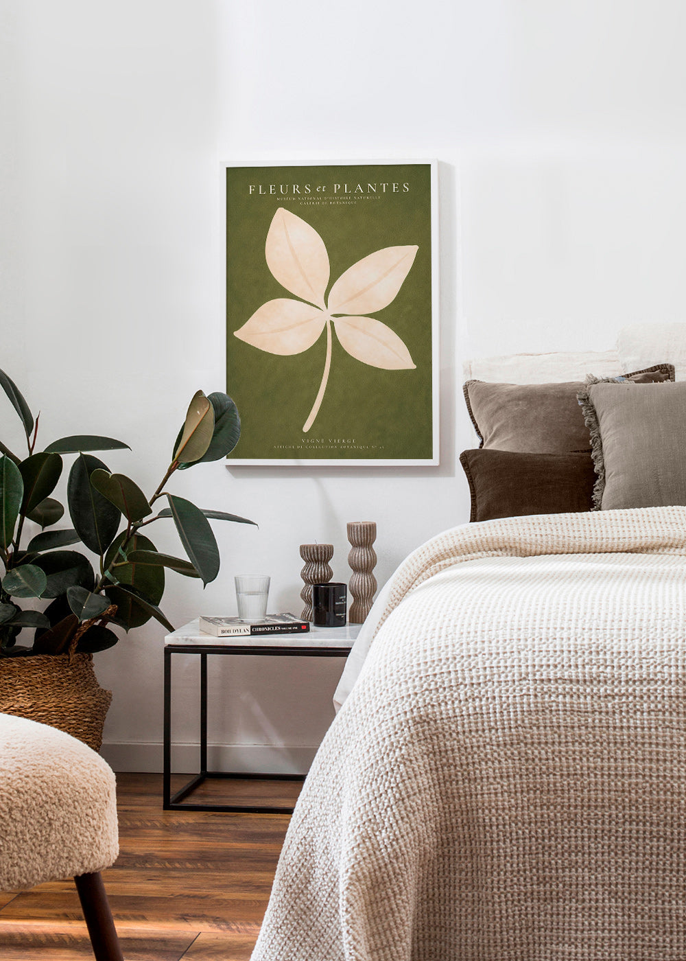 Botanisk print: krämfärgat blad mot grönt fält