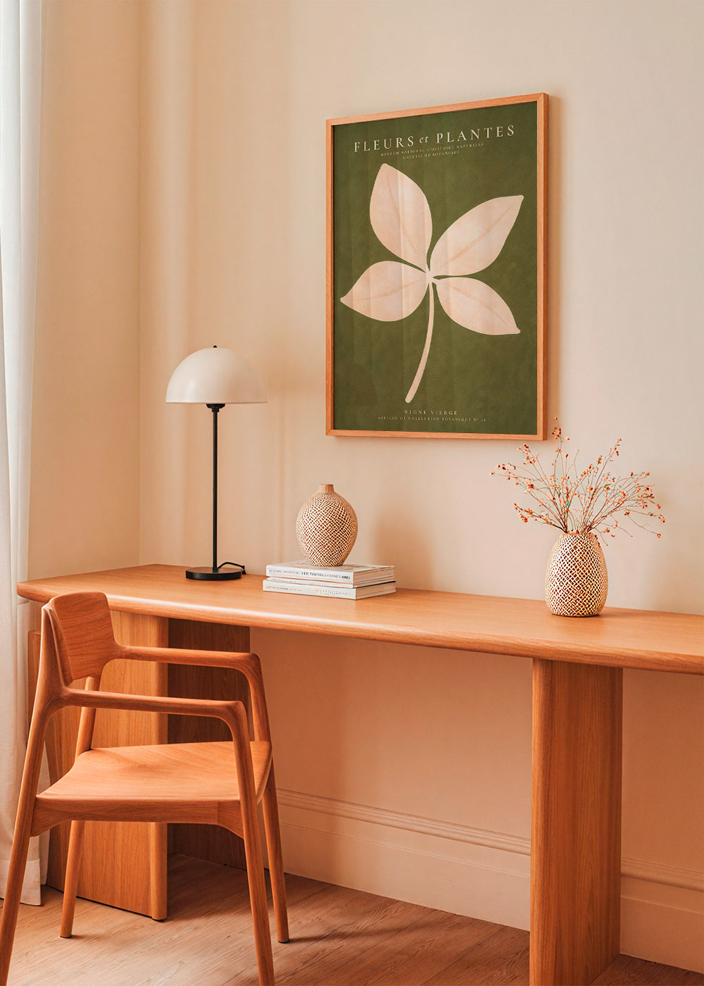 Botanisk print: krämfärgat blad mot grönt fält