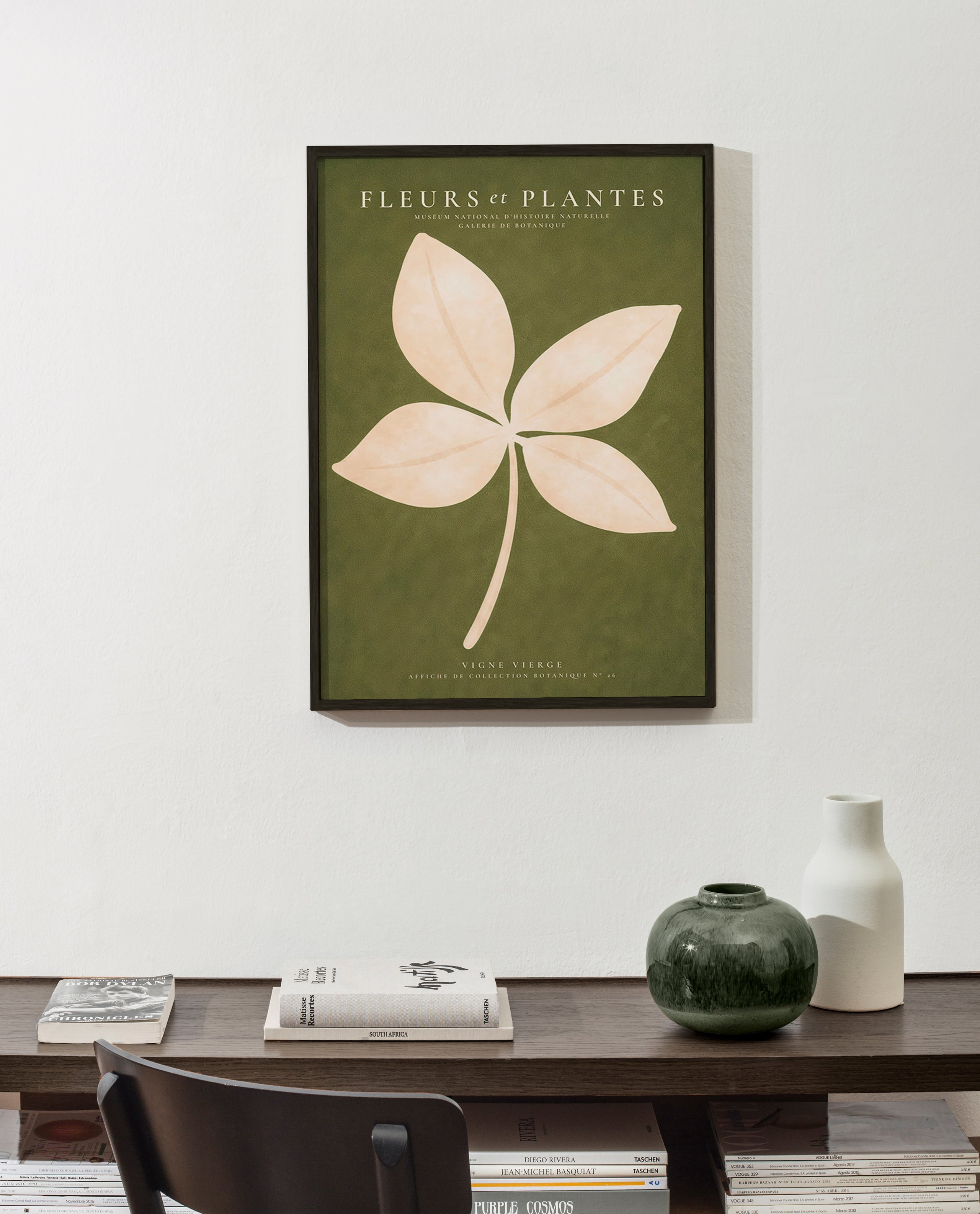Botanisk print: krämfärgat blad mot grönt fält