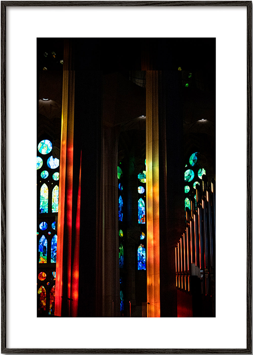 Fotografi av katedral med upplysta glasmålningar