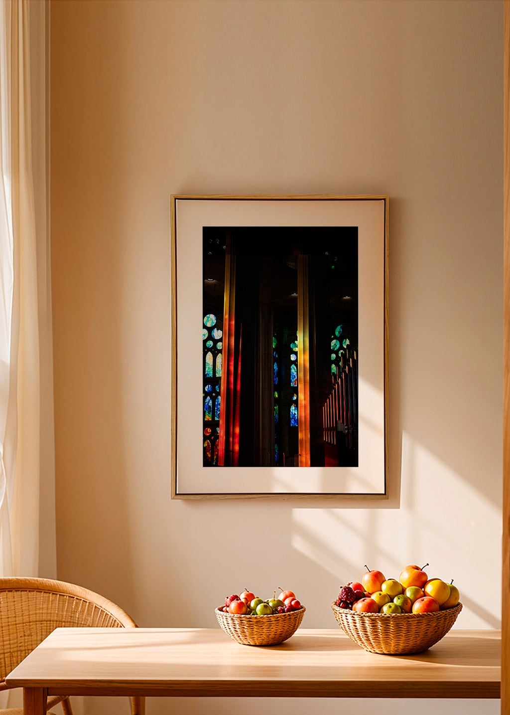 Fotografi av katedral med upplysta glasmålningar