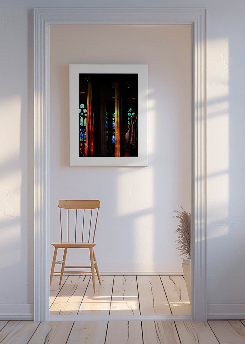 Fotografi av katedral med upplysta glasmålningar