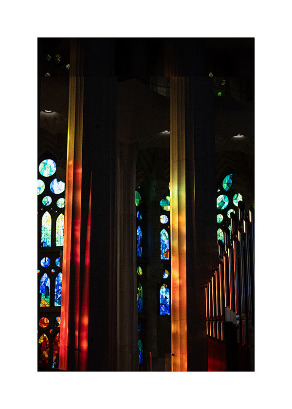 Fotografi av katedral med upplysta glasmålningar