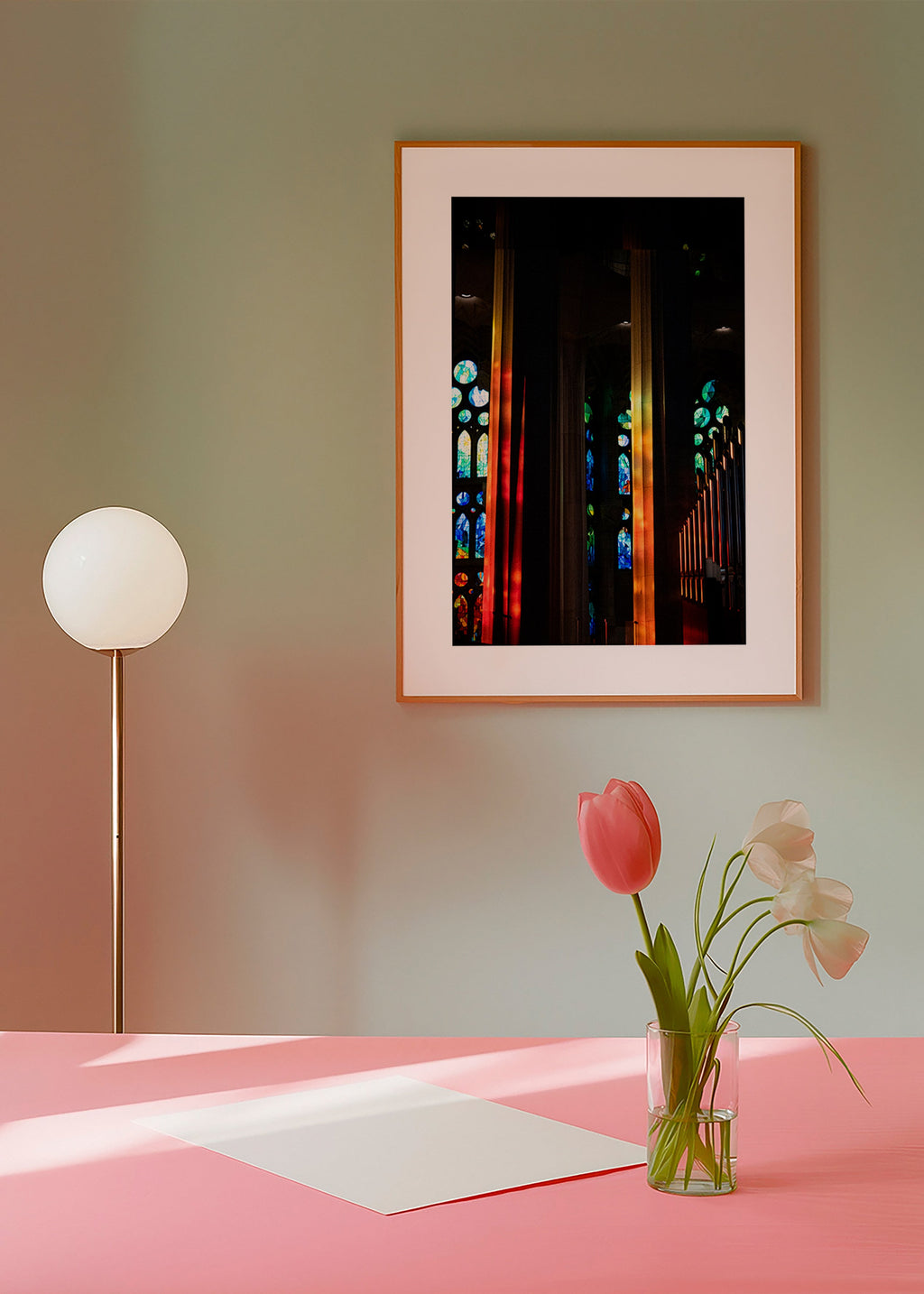 Fotografi av katedral med upplysta glasmålningar