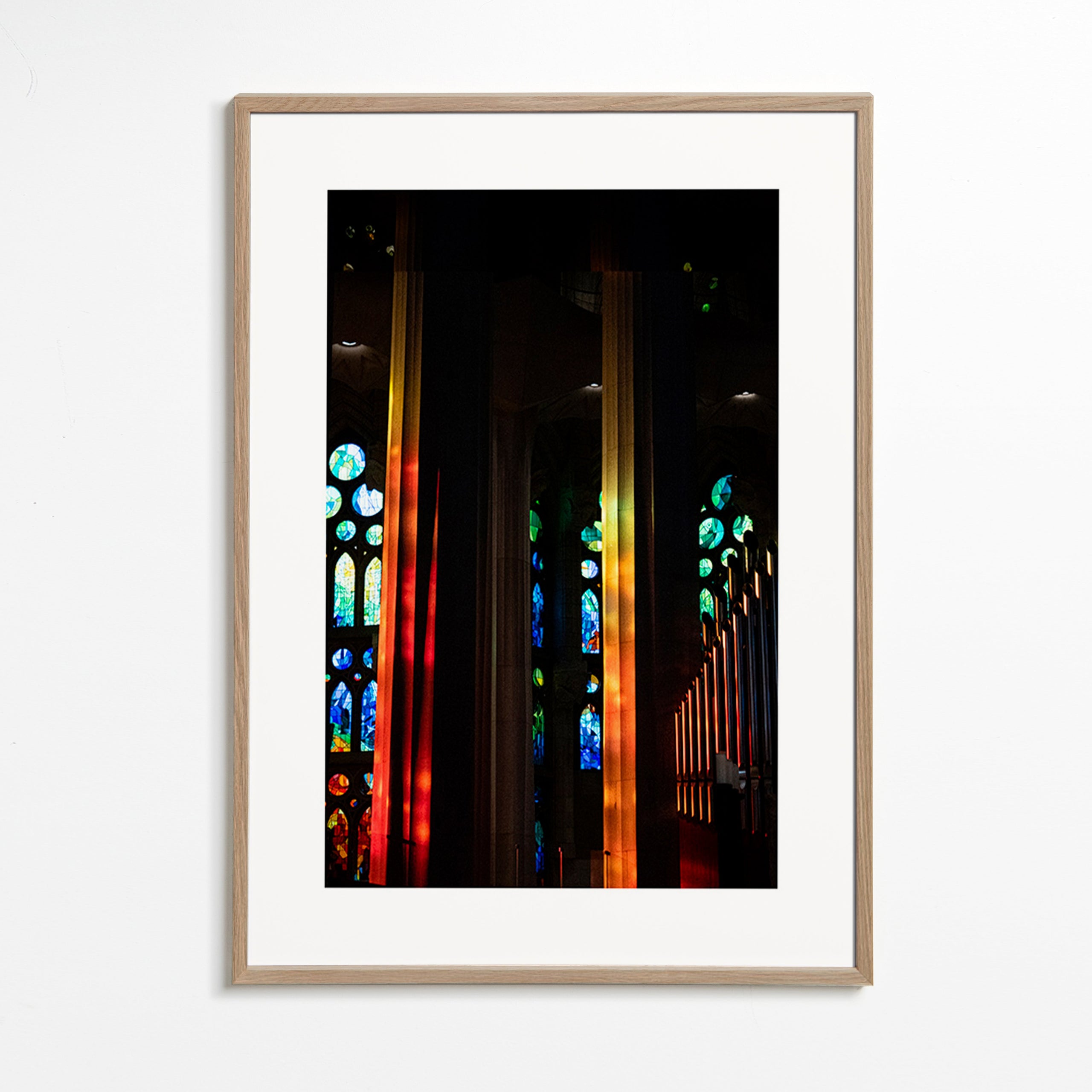 Fotografi av katedral med upplysta glasmålningar