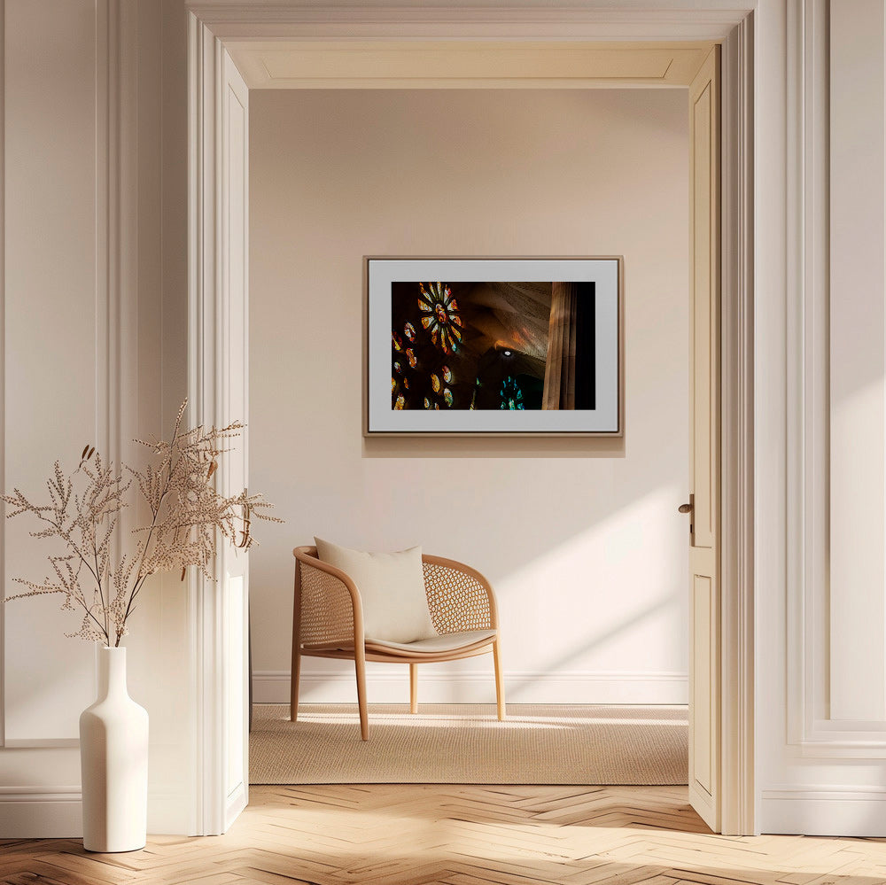 Arkitekturfotografi av glasmålningar med varmt ljus