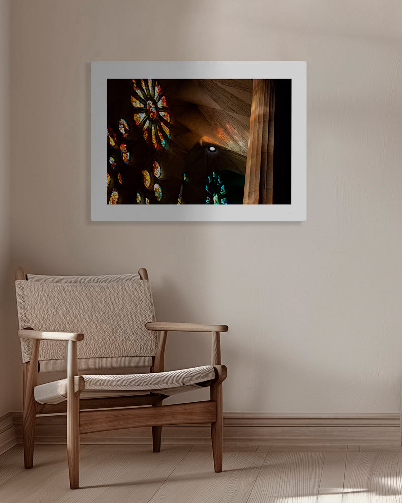 Arkitekturfotografi av glasmålningar med varmt ljus
