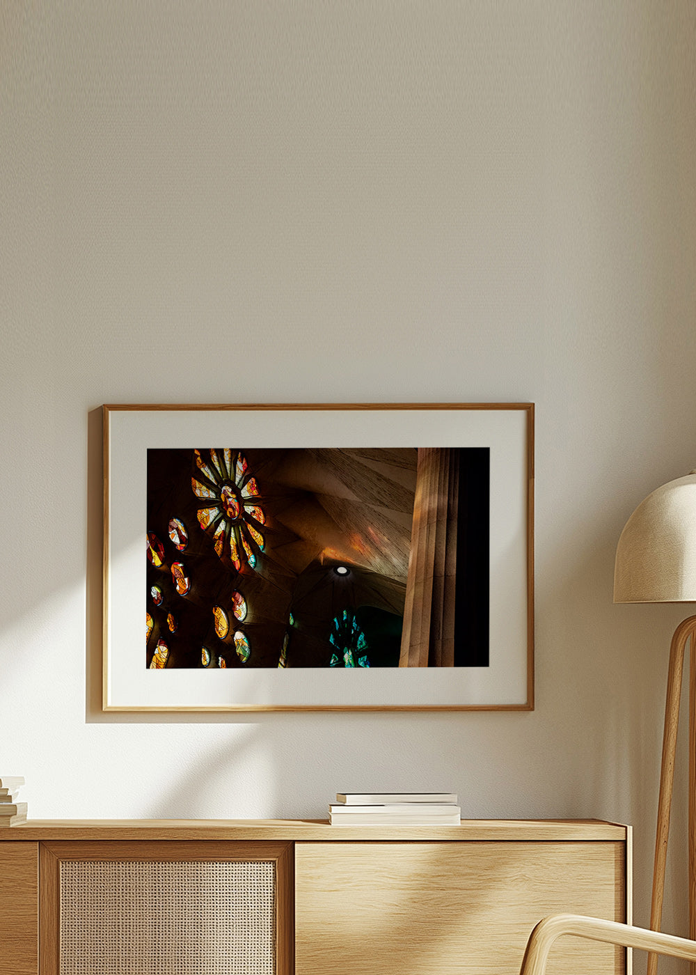 Arkitekturfotografi av glasmålningar med varmt ljus