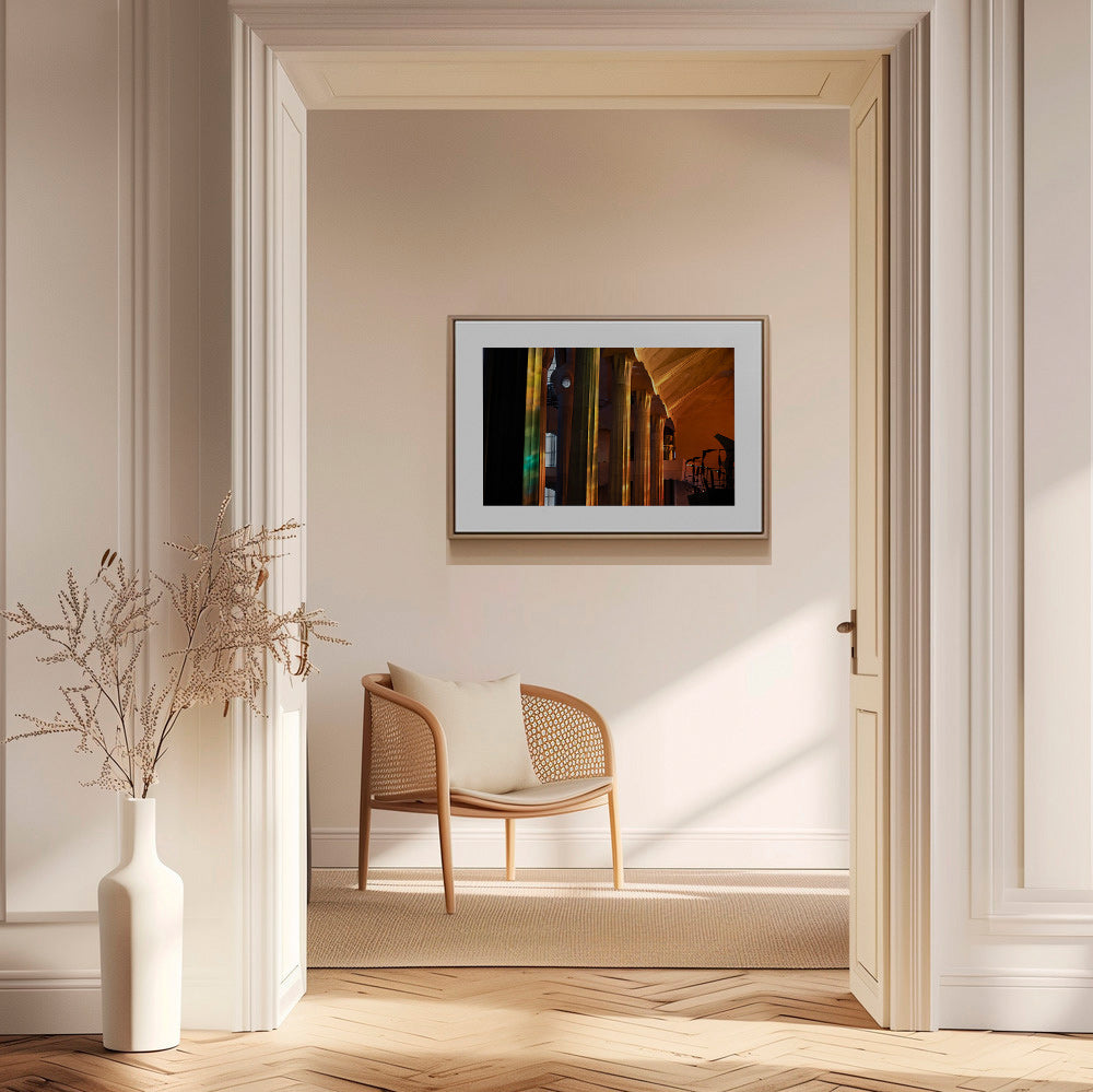 Arkitekturinteriörfotografi med gyllene ljus