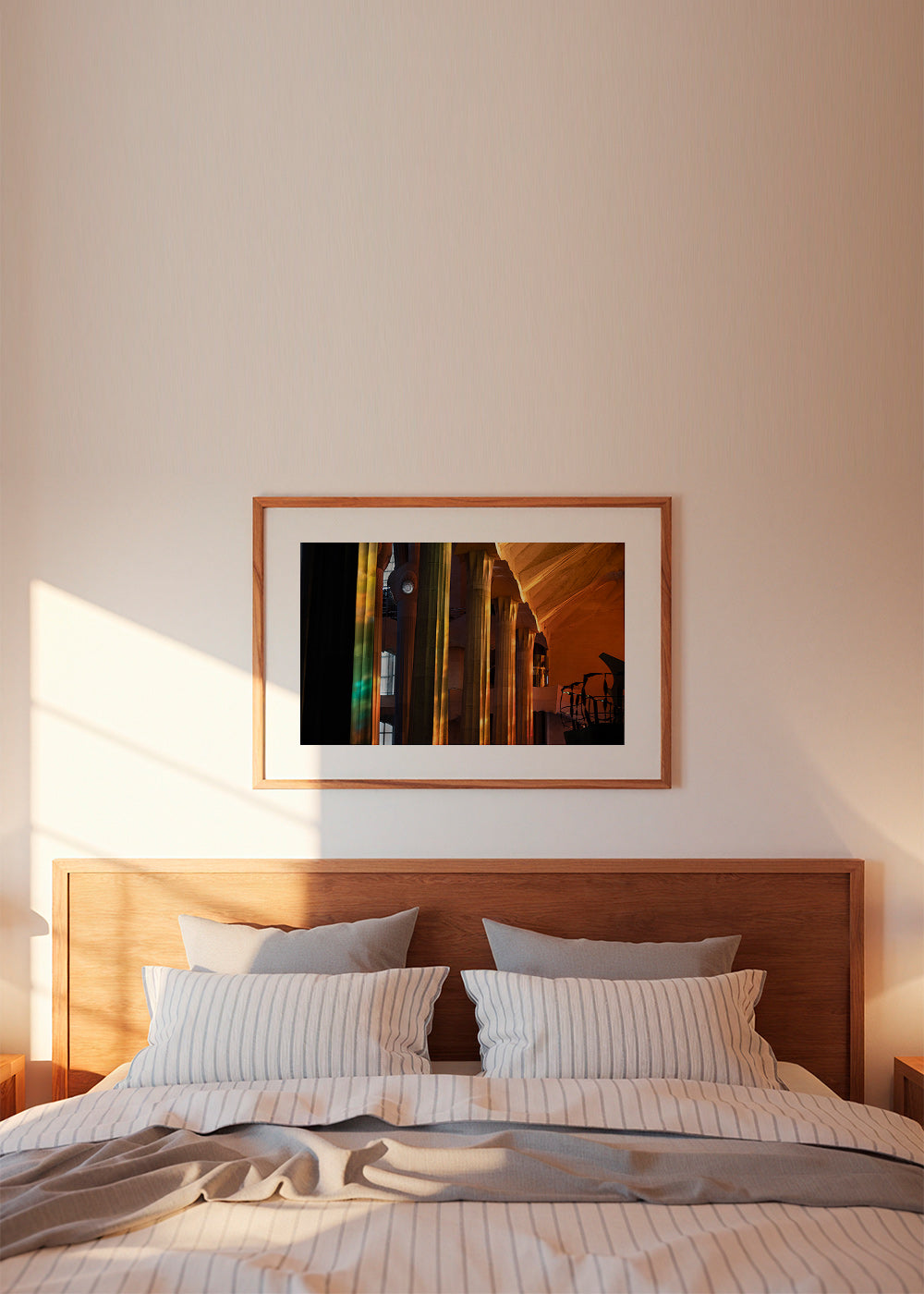 Arkitekturinteriörfotografi med gyllene ljus
