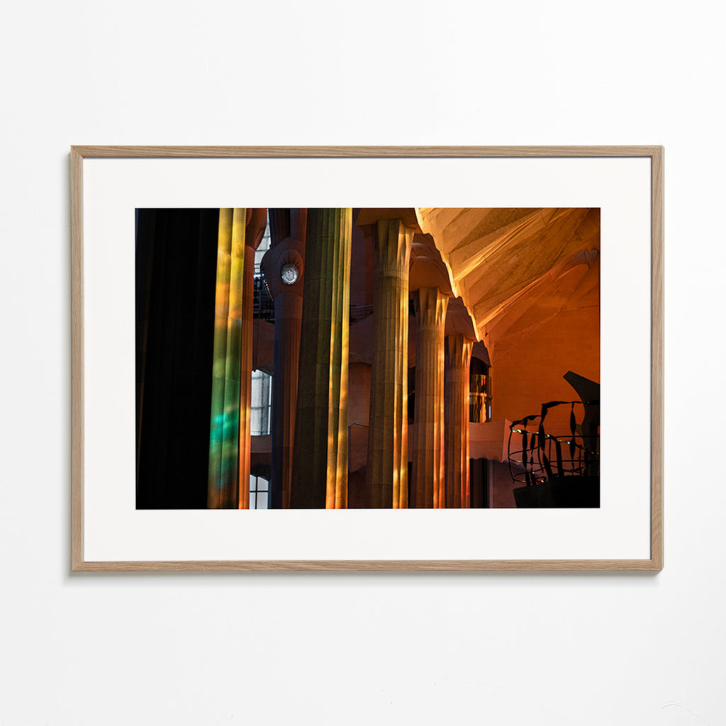 Arkitekturinteriörfotografi med gyllene ljus