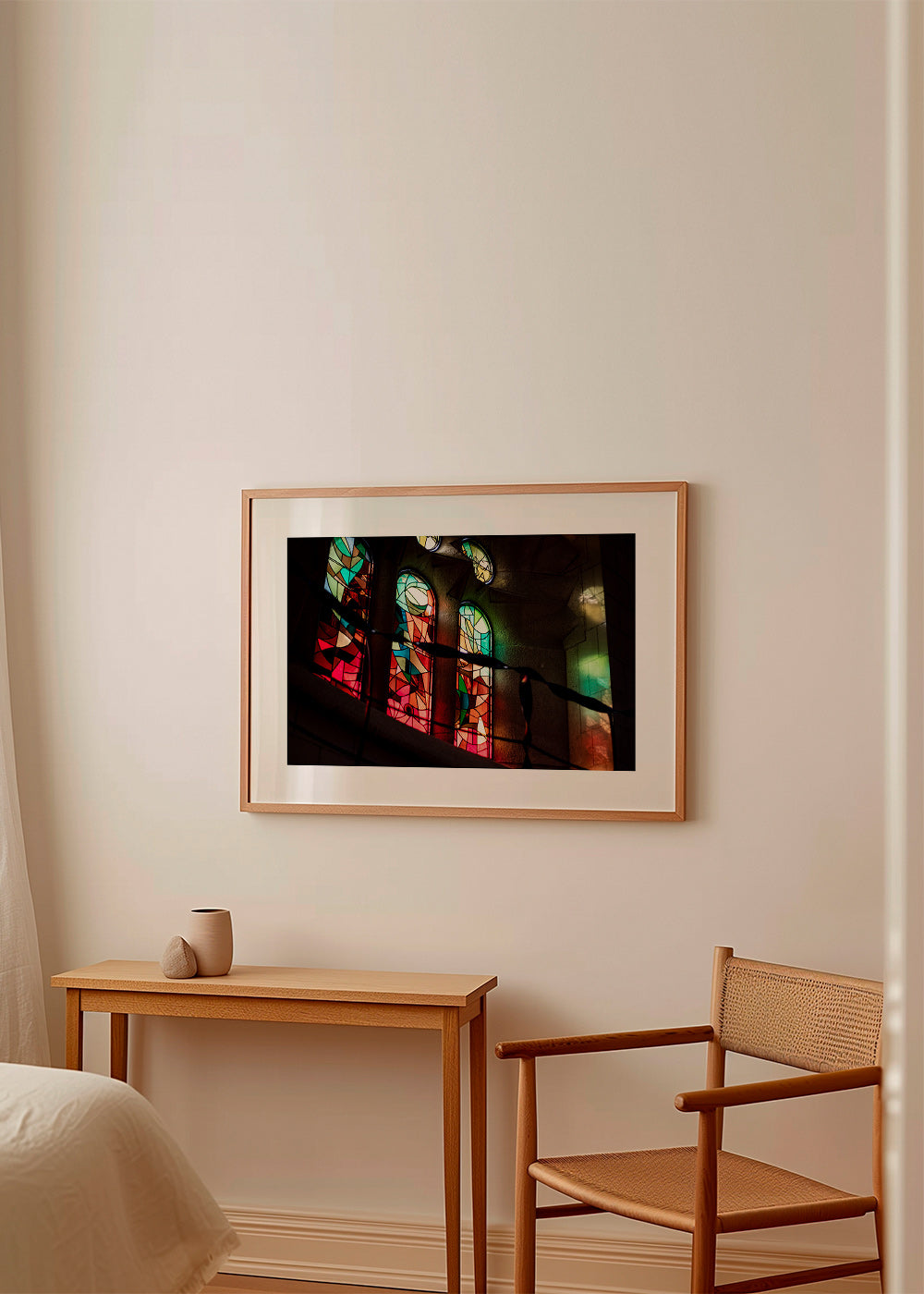 Fotografi av glasmålningar i gotiskt interiör