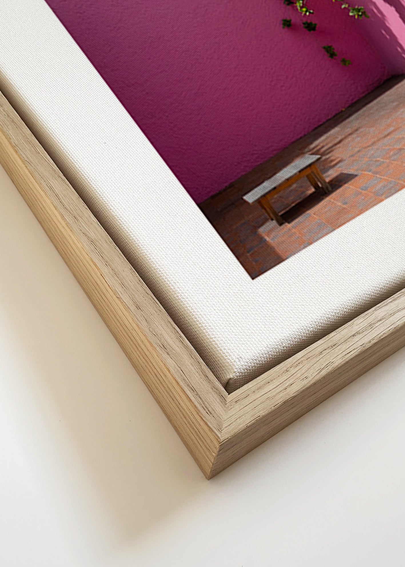 Minimalistisk design: rosa och vit innergård