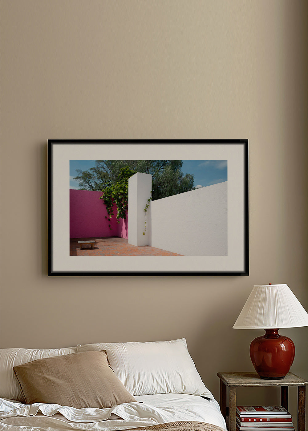 Minimalistisk design: rosa och vit innergård