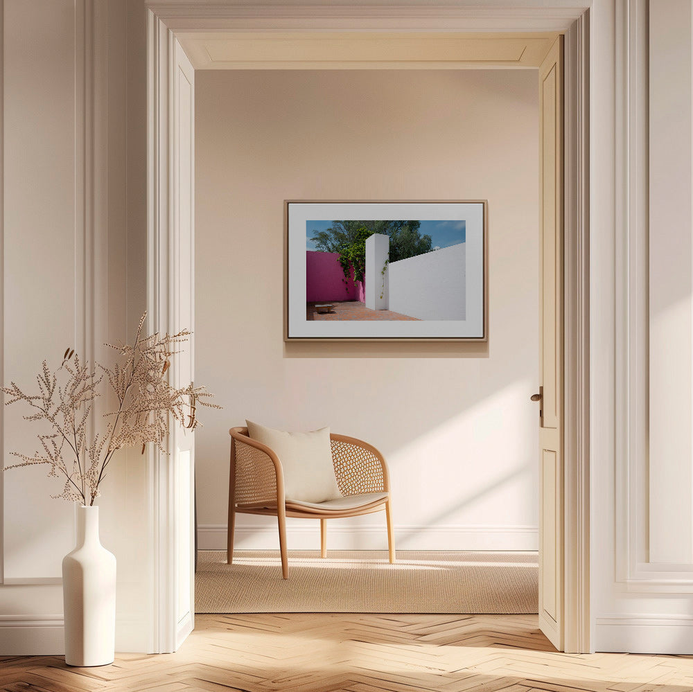 Minimalistisk design: rosa och vit innergård