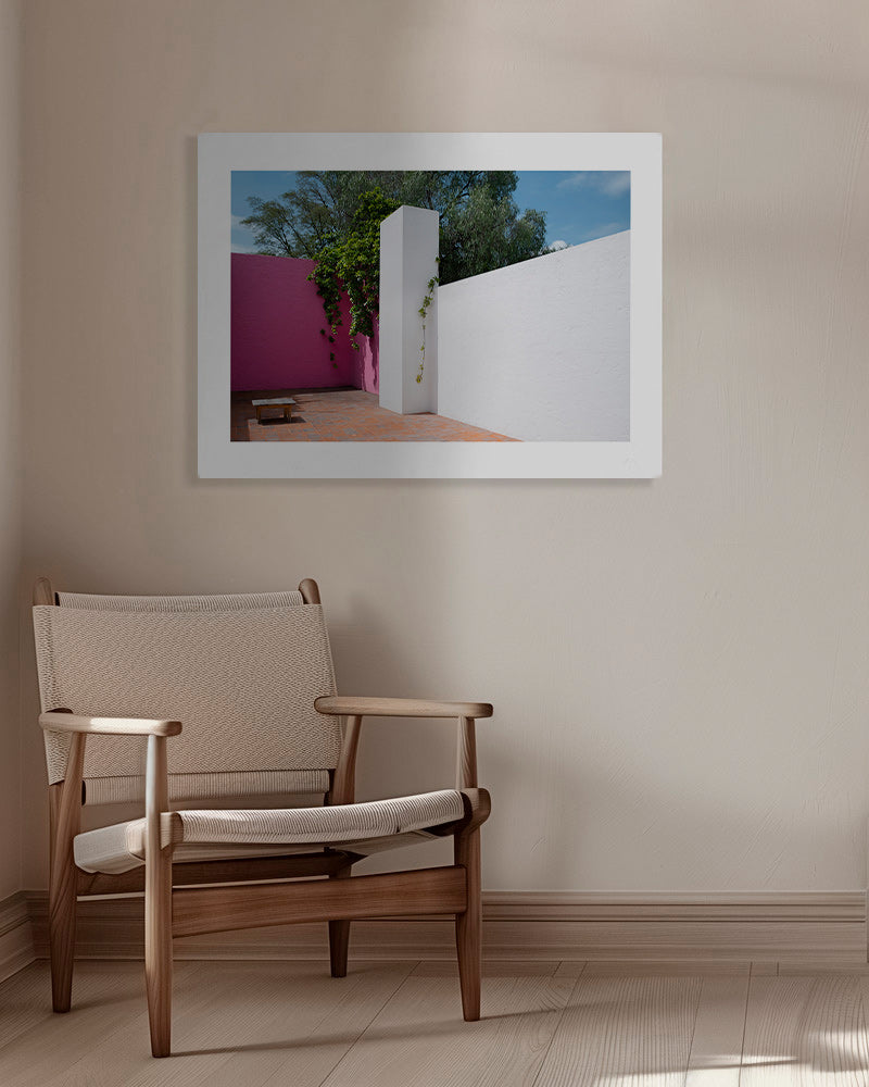 Minimalistisk design: rosa och vit innergård