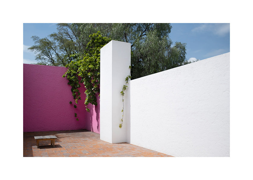 Minimalistisk design: rosa och vit innergård