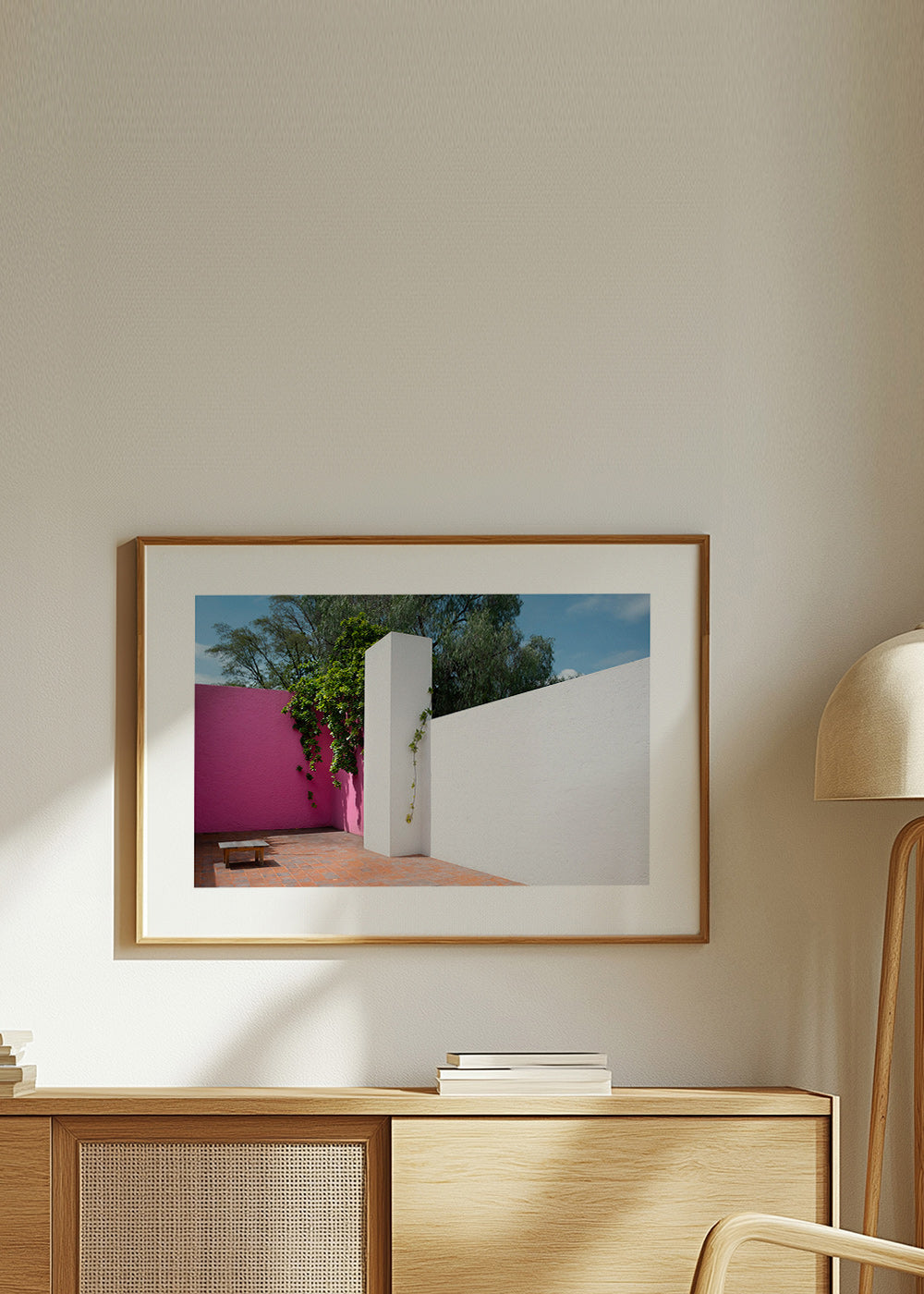 Minimalistisk design: rosa och vit innergård