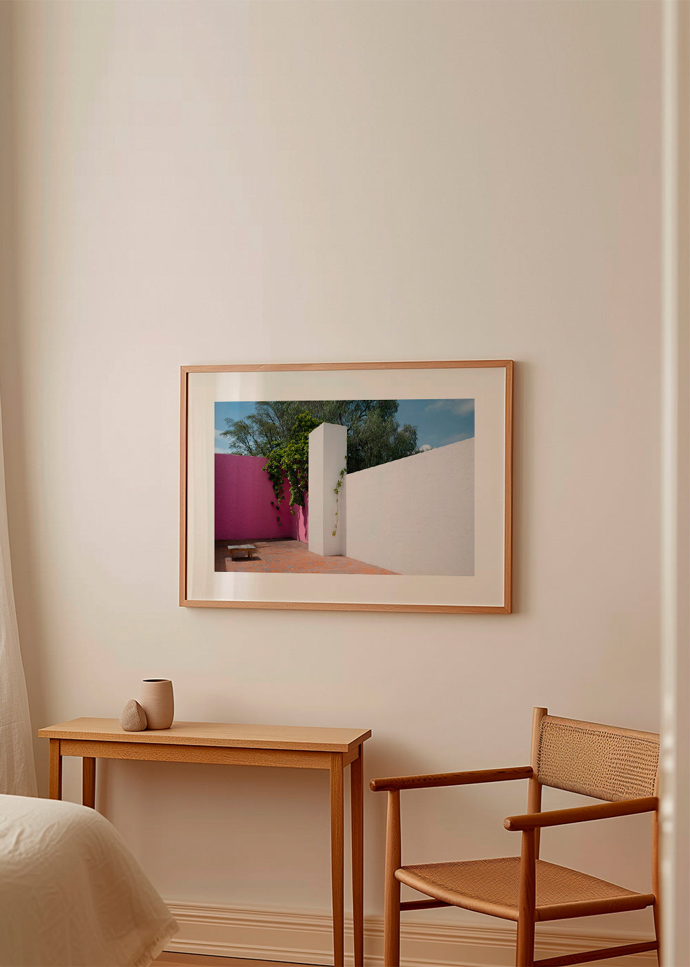 Minimalistisk design: rosa och vit innergård