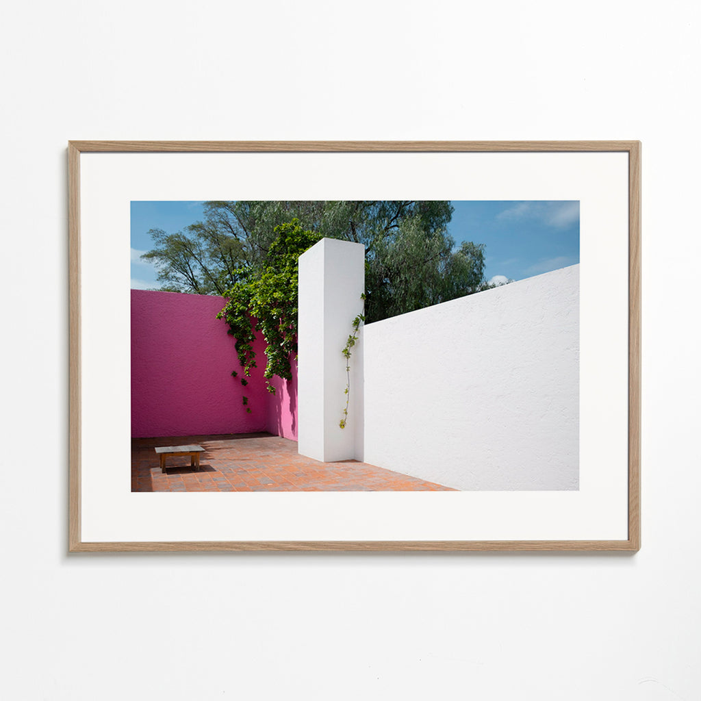 Minimalistisk design: rosa och vit innergård