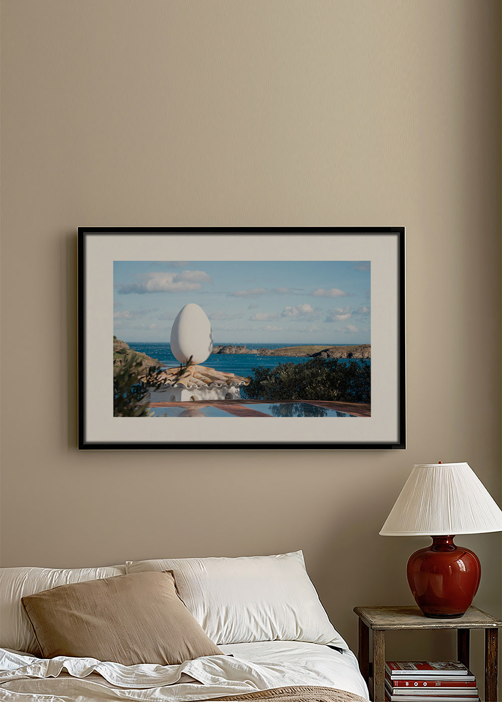 Landskapskonst med äggskulptur vid havet