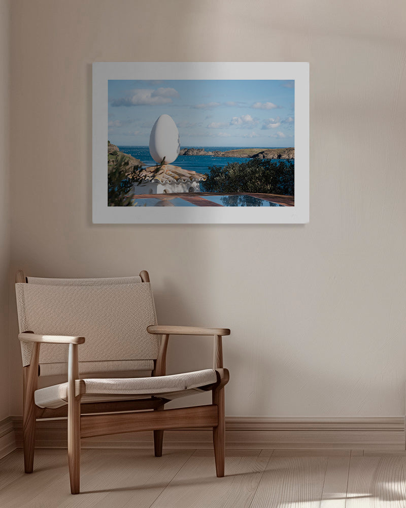 Landskapskonst med äggskulptur vid havet