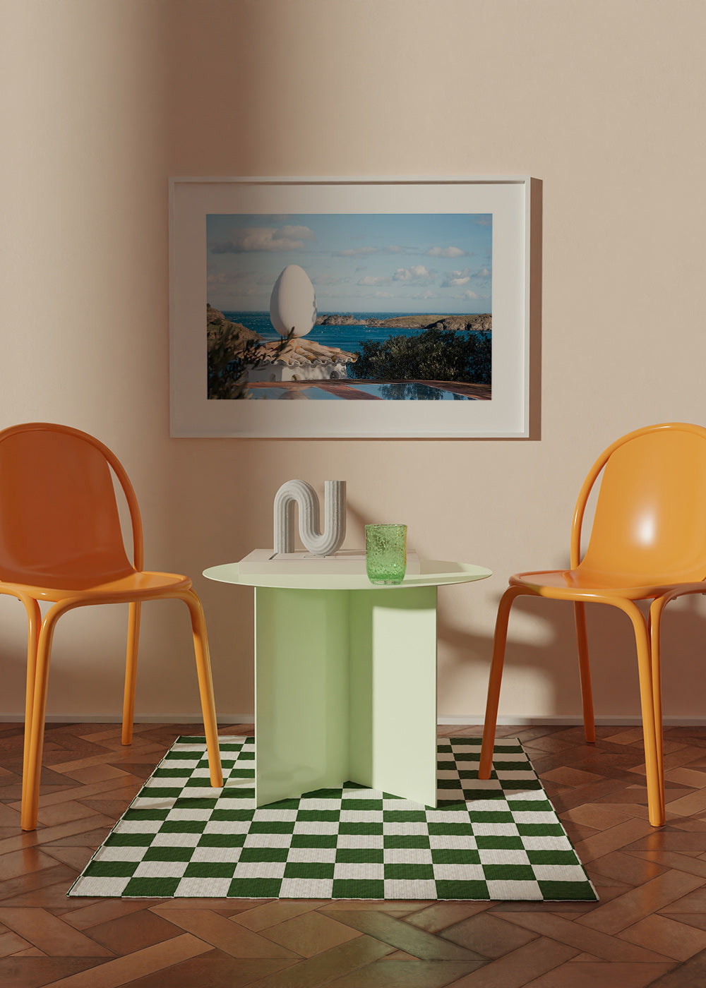 Landskapskonst med äggskulptur vid havet