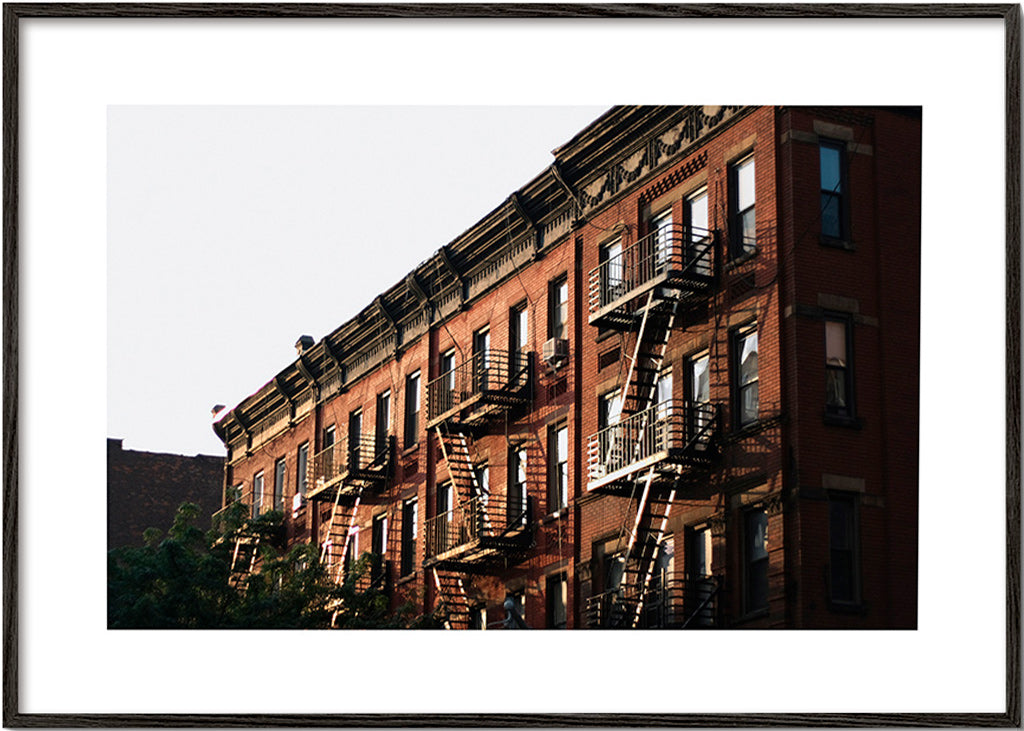 Reseaffisch: New York brownstone-fasad med nödtrappor